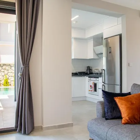 Lovely With Private Pool In Cesme فندق 4*