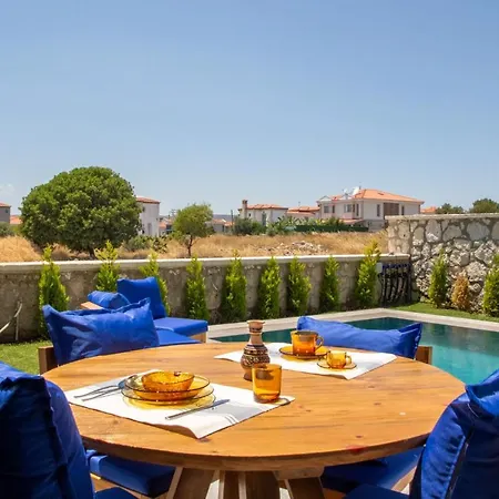 Lovely With Private Pool In Cesme 4*