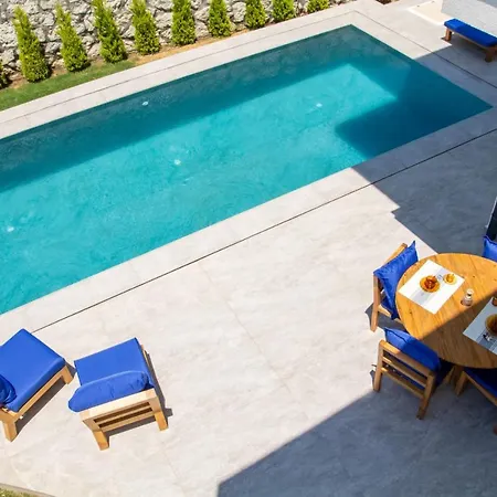 Lovely With Private Pool In Cesme 4* Алачати